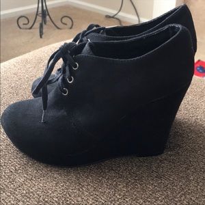 NWOB Black Poppy Heel Boots Excellent Condition. Size 6